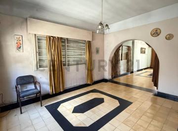 PH · 84m² · 3 Ambientes · Venta PH de 3 Ambientes con Jardín y Cochera, Ubicado en Caseros - Acepta Permuta