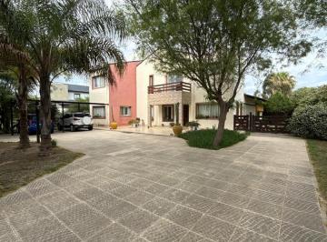 Casa · 323m² · 6 Ambientes · 2 Cocheras · Casa en Venta Fincas del Sur 2. Oportunidad