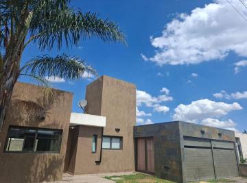 Casa de 1 ambiente, Villa Allende · Gran Casa en Venta - 3 Habitaciones - Cochera - Pileta