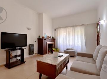 Casa · 123m² · 3 Ambientes · 1 Cochera · Venta | Chalet 3 Amb con Dependencia y Cochera | Zona Guemes |