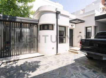 Casa · 140m² · 4 Ambientes · 2 Cocheras · Casa en Venta en La Plata 3 Dorm. Patio Garage