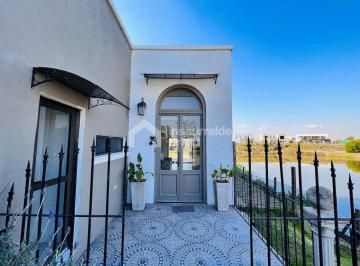 Casa · 210m² · 6 Ambientes · 2 Cocheras · Casa en Venta 5 Ambientes en El Cantón, Escobar. Lote Al Agua y Piscina!