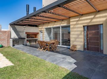 Casa · 322m² · 8 Ambientes · 3 Cocheras · Venta Permuta - Casa 5 Dorm., con Pileta y Quincho - Palo Alto, Pueblo Esther