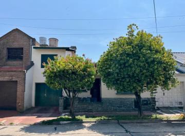 Casa · 241m² · 3 Ambientes · 1 Cochera · Chalet en San Jose con Amplio Fondo