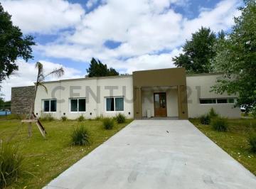 Casa · 244m² · 5 Ambientes · 3 Cocheras · Casa a Estrenar en San Eliseo Golf - 5 Ambientes con Piscina y Suite