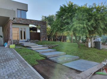 Casa · 330m² · 8 Ambientes · 2 Cocheras · Casa en Venta de 3 Dorm. en Las Cañitas Barrio Privado