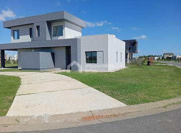 Casa · 279m² · 4 Ambientes · 1 Cochera · Casa Chalet en Venta en Loma Verde, Escobar, G. B. a. Zona Norte