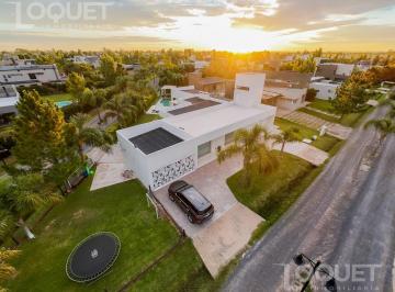 Casa · 260m² · 2 Dormitorios · 2 Cocheras · Casa en Aires del Llano