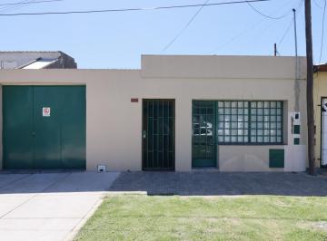 Casa · 190m² · 4 Ambientes · 3 Cocheras · Venta Casa Tres Dorm. con Pileta. Camilo Aldao y Bv. Segui.
