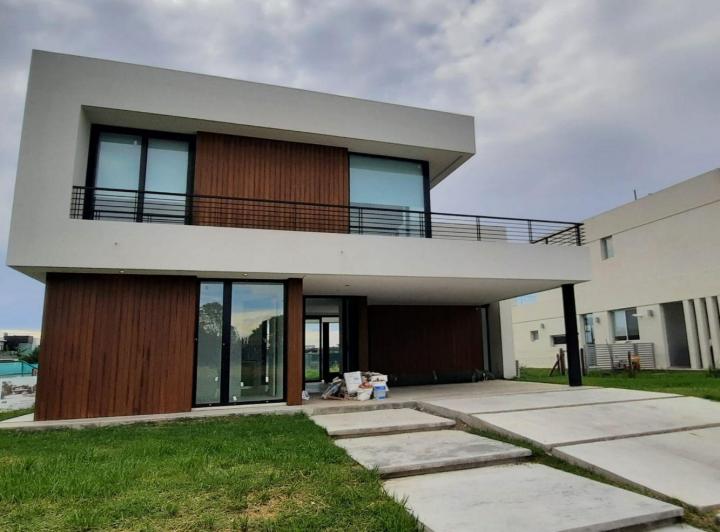 Casa · 200m² · 5 Ambientes · 2 Cocheras