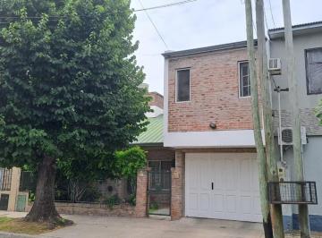 Casa · 123m² · 4 Ambientes · 1 Cochera · Casa Americana Echeverría 200 Quilmes Este