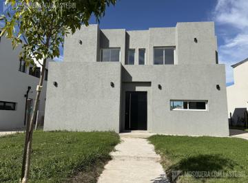 Casa · 188m² · 4 Ambientes · Casa en Venta en Santa Lucia