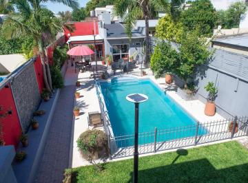 Casa · 340m² · 8 Ambientes · Casa en Venta 5 Dorm. con Pileta La Plata