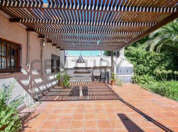Casa · 90m² · 3 Ambientes · 2 Cocheras · Casa en Venta en La Plata de 2 Dorm. con Patio