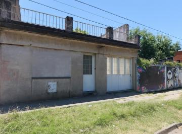Casa · 124m² · 3 Ambientes · 1 Cochera · Venta Casa y Galpón. Santa Fe Al 5100.