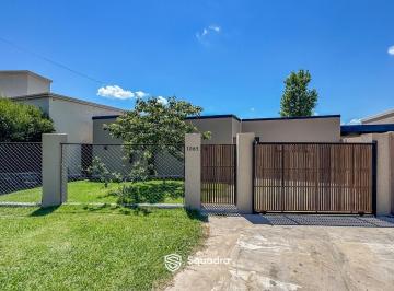 Casa · 90m² · 4 Ambientes · 1 Cochera · Venta - Casa 2 Dorm. con Pileta - Funes Town.