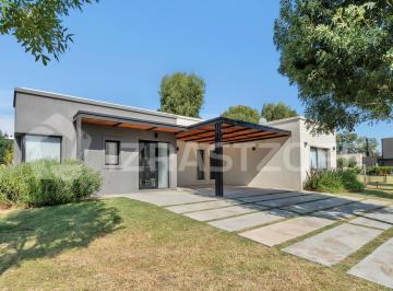 Casa · 206m² · 4 Ambientes · 2 Cocheras · Casa a La Venta en Santo Tomás en Lote Central Al Área Verde del Barrio
