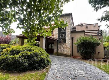 Casa · 230m² · 5 Ambientes · 2 Cocheras · Casa en Venta en El Lauquen