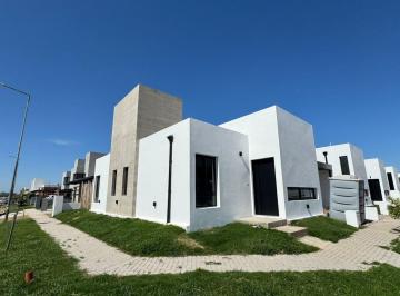 Casa · 95m² · 3 Ambientes · 1 Cochera · San Ignacio Village | Dúplex con Patio y Asador en Barrio Cerrado