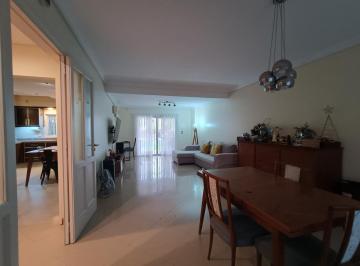 Casa · 254m² · 5 Ambientes · 2 Cocheras · Casa de Categoría con Jardín, Playroom y Cochera Doble en Martínez