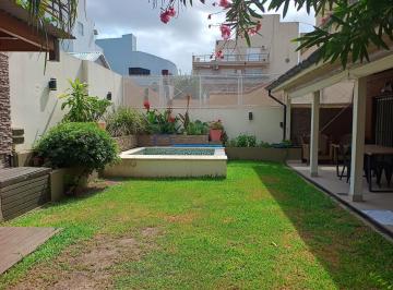 Casa · 254m² · 5 Ambientes · 2 Cocheras · Casa de Categoría con Jardín, Playroom y Cochera Doble en Martínez