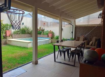 Casa · 254m² · 5 Ambientes · 2 Cocheras · Casa de Categoría con Jardín, Playroom y Cochera Doble en Martínez