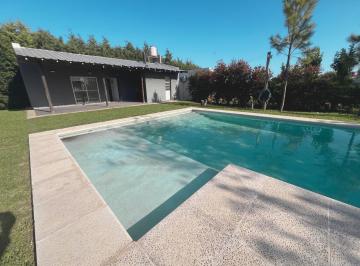 Casa · 46m² · 1 Ambiente · 1 Cochera · Quincho Tipo Monoambiente Sobre 2 Lotes, con Galeria y Piscina