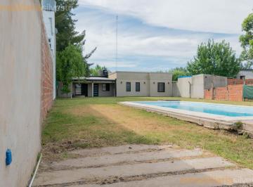 Casa · 119m² · 1 Dormitorio · 4 Cocheras · 665 Entre 16 y 17 Sicardi, Casa con Piscina en Venta