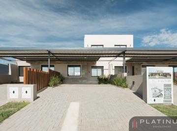 Casa · 94m² · 3 Ambientes · 2 Cocheras · Duplex de 2 Dorm. en Una Planta en Docta Av - Urbanización Docta