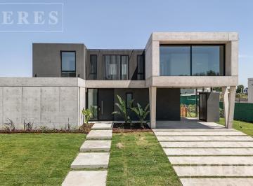 Casa · 276m² · 7 Ambientes · 2 Cocheras · Casa en Venta en La Calesa, Pilara