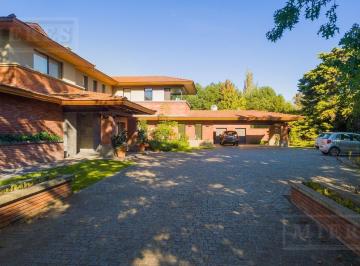Casa · 980m² · 11 Ambientes · 2 Cocheras · Importante Casa en Venta de 1230 m² en Altos de Pilar