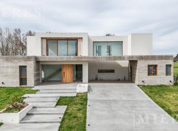 Casa · 294m² · 7 Ambientes · 2 Cocheras · Casa en Venta en Pilará