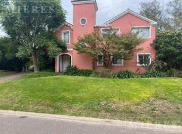 Casa · 237m² · 8 Ambientes · 2 Cocheras · Casa en Venta en Las Araucarias, Pilar