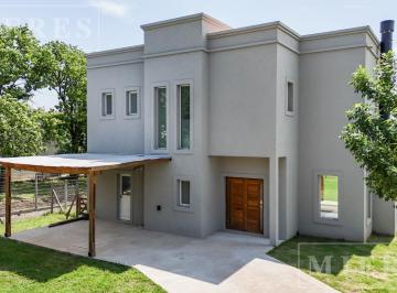 Casa · 164m² · 5 Ambientes · 2 Cocheras · Muy Linda Casa en Venta en Santa Guadalupe, Pilar del Este