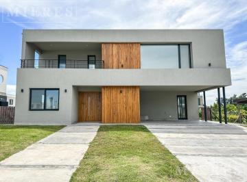 Casa · 247m² · 5 Ambientes · 2 Cocheras · Muy Linda Casa en Venta en La Calesa, Pilará