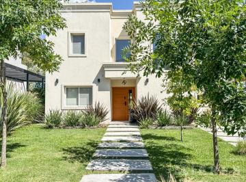 Casa · 160m² · 6 Ambientes · 2 Cocheras · Casa en Venta en Santa Elena, Pilar del Este