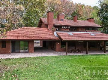 Casa · 380m² · 6 Ambientes · 1 Cochera · Casa en Venta en Highland Park