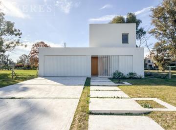Casa · 303m² · 7 Ambientes · 2 Cocheras · Excelente Casa en Venta, en Construccion, en Azzurra