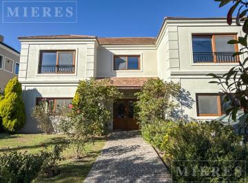 Casa · 322m² · 7 Ambientes · 2 Cocheras · Casa en Venta en Pevero, Pilar Golf