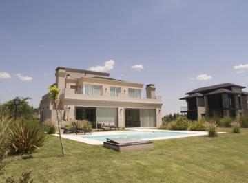 Casa · 330m² · 5 Ambientes · 2 Cocheras · Casa en Carlos Spegazzini
