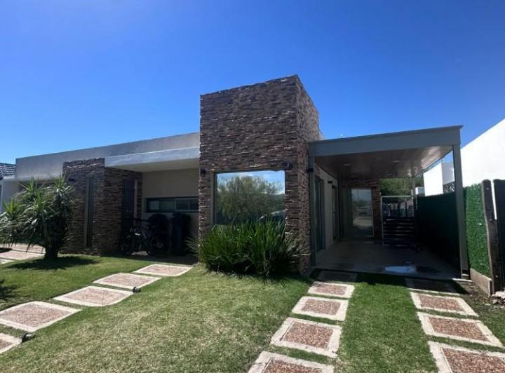 Casa · 220m² · 3 Ambientes · 3 Cocheras