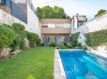 Casa · 240m² · 5 Ambientes · 1 Cochera · Villa del Parque, Hermosa Casa 5amb en Venta, Cochera Cubierta, Pileta, Quincho y Parrilla