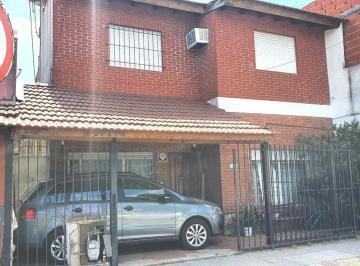 Casa · 140m² · 5 Ambientes · 1 Cochera · Casa - Villa Adelina
