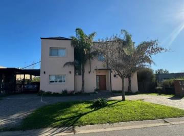 Casa · 204m² · 5 Ambientes · 4 Cocheras · Casa en Santa Guadalupe
