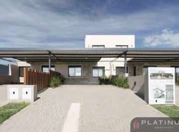 Casa · 156m² · 6 Ambientes · 2 Cocheras · Duplex en Venta de 3 Dorm. - Docta Av