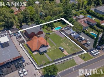 Edificio · 510m² · 10 Ambientes · 10 Cocheras · Alquiler Comercial. Importante Frente Sobre Colectora Panamericana. Km 38,5. Pilar.