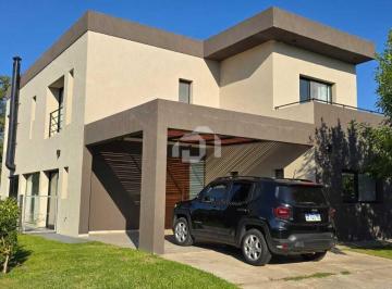 Casa · 260m² · 4 Ambientes · 2 Cocheras · Casa en Venta en Vila Marina I, Villanueva, Tigre