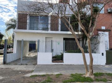 Bodega-Galpón · 140m² · 4 Ambientes · 2 Cocheras · Galpon en Alquiler con Vivienda Al Frente Para Uso Como Oficina