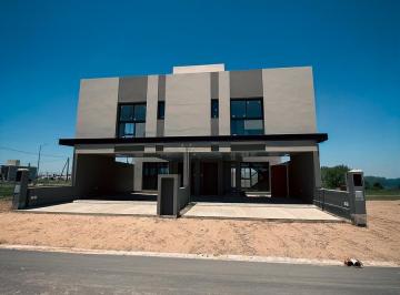 Casa · 130m² · 4 Ambientes · 2 Cocheras · Duplex en Venta de 3 Dorm. - Campos de Manantiales