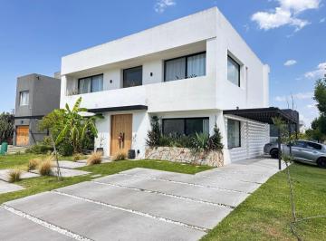 Casa · 270m² · 7 Ambientes · 2 Cocheras · Venta Casa en Lagoon Pilar, 6 Ambientes, Pileta, Quincho, Galeria, Playa en Pilar